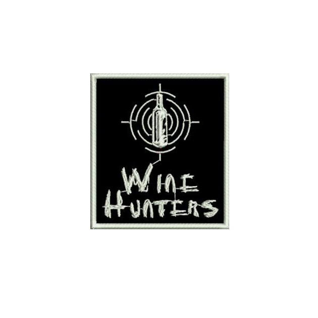 Шеврон на липучці (велкро) Wine Hunters 9х8 см Чорний 5045 - изображение 1