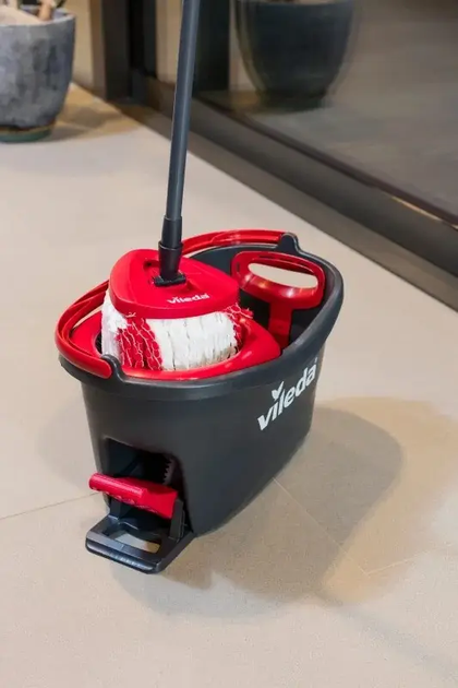 Набор для уборки Vileda Easywring&Clean Turbo ведро с педальным механизмом отжима 6 л + телескопическая швабра 55-130 см Черный с красным - Фото 4 Набор для уборки Vileda Easywring&Clean Turbo ведро с педальным механизмом отжима 6 л + телескопическая швабра 55-130 см Черный с красным - изображение 4