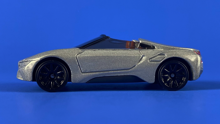 Машинка Хот Вилс 1:64 BMW i8 Roadster коллекция HW Roadsters Hot Wheels Mattel HKH44 - Фото 3 Машинка Хот Вилс 1:64 BMW i8 Roadster коллекция HW Roadsters Hot Wheels Mattel HKH44 - изображение 3