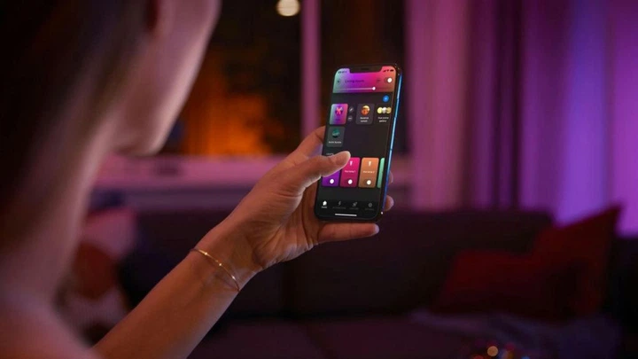 Лампа розумна Philips Hue GU10, 5.7W(50Вт), 2000K-6500K, RGB, ZigBee, Bluetooth, димування - зображення 5