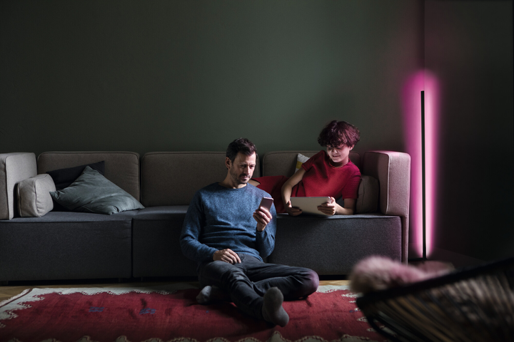 Торшер Ledvance smart Wi-Fi floor corner RGB TW 12W Black (4058075665880) - зображення 9