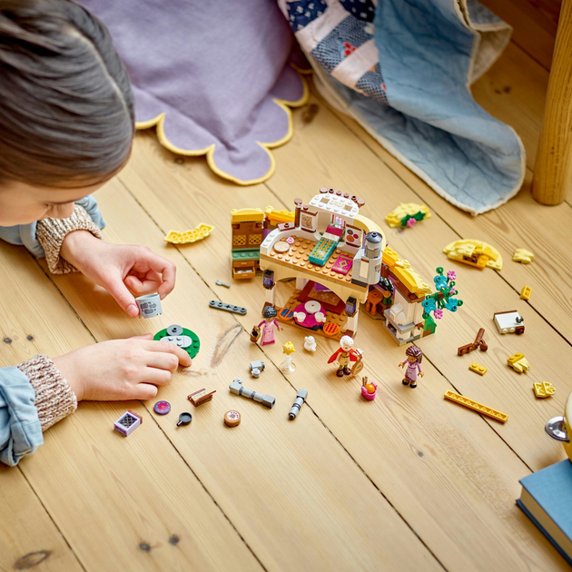 Zestaw klocków LEGO Disney Chatka Ashy 509 elementów (43231) - obraz 6