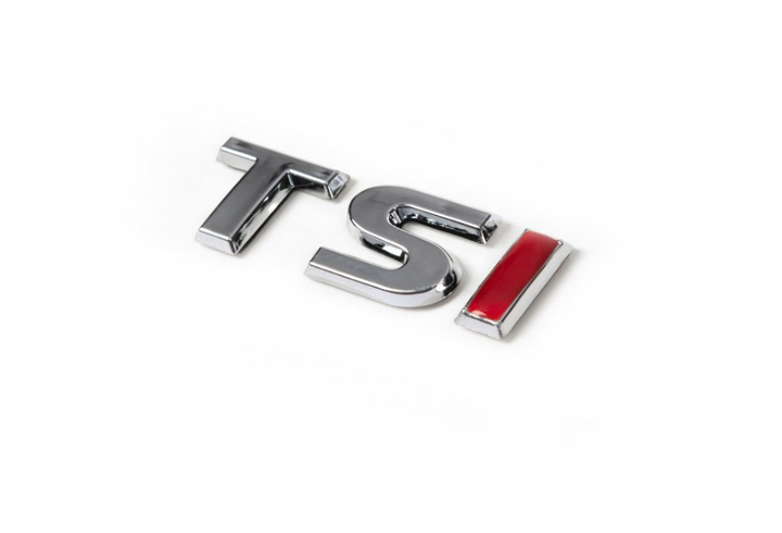 Шильдик (напис) "TSI" для Volkswagen Passat B7/Scirocco 2012-2015, TS-хром, I-червона, AVTM, 645A100231 - Фото 1 Шильдик (напис) "TSI" для Volkswagen Passat B7/Scirocco 2012-2015, TS-хром, I-червона, AVTM, 645A100231 - зображення 1