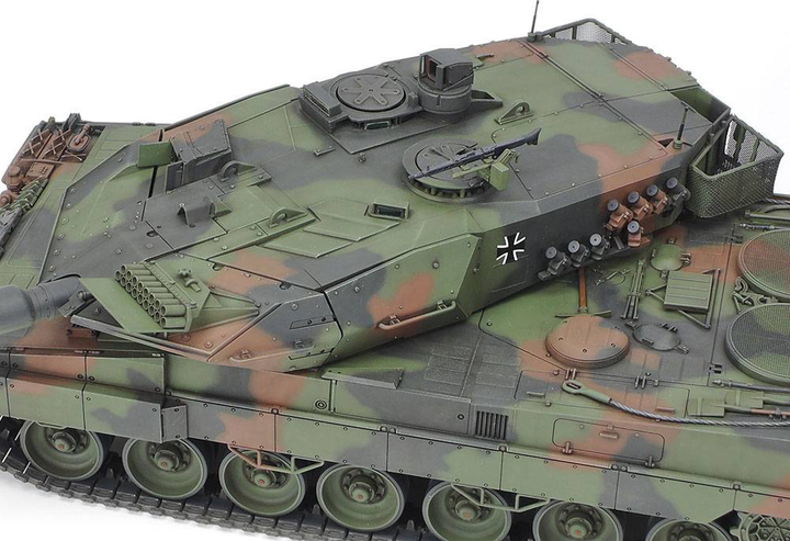Model do składania Tamiya Leopard 2A6 Main Battle Tank skala 1:35 (4950344995844) - obraz 4