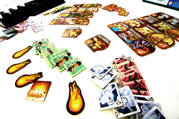 Набір додатків до настільної гри Rebel Small World Great Ladies + Royal Bonus + Cursed (0824968713242) - зображення 4