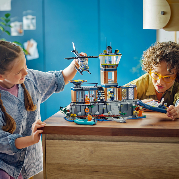 Zestaw klocków LEGO City Policja z Więziennej Wyspy 980 elementów (60419) - obraz 7