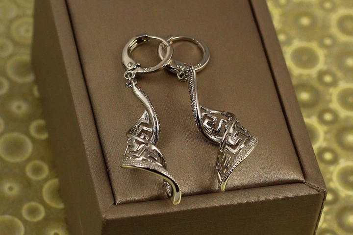 Сережки Xuping Jewelry підвіски завитки 4.5 см сріблясті - Фото 1 Сережки Xuping Jewelry підвіски завитки 4.5 см сріблясті - зображення 1