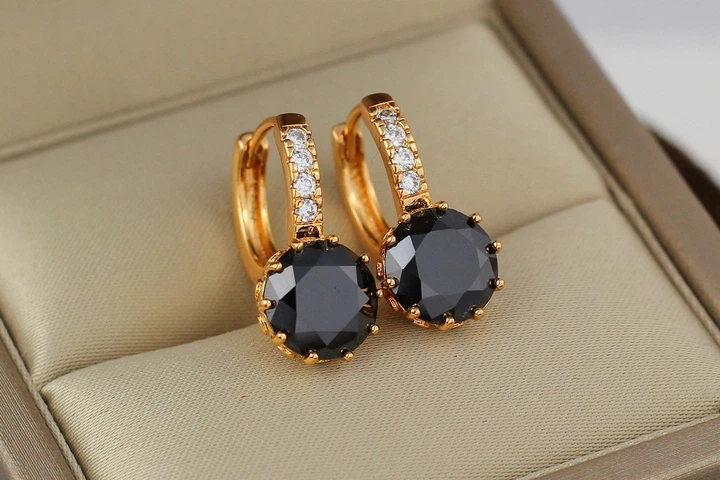Сережки Xuping Jewelry з великим чорним каменем і круглою застібкою 2 см золотисті - Фото 1 Сережки Xuping Jewelry з великим чорним каменем і круглою застібкою 2 см золотисті - зображення 1