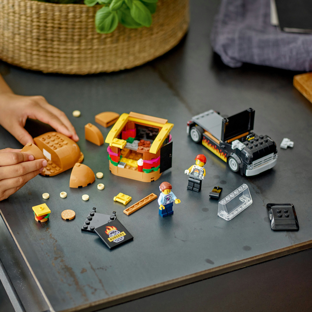 Zestaw klocków LEGO City Ciężarówka z burgerami 194 elementy (60404) - obraz 3