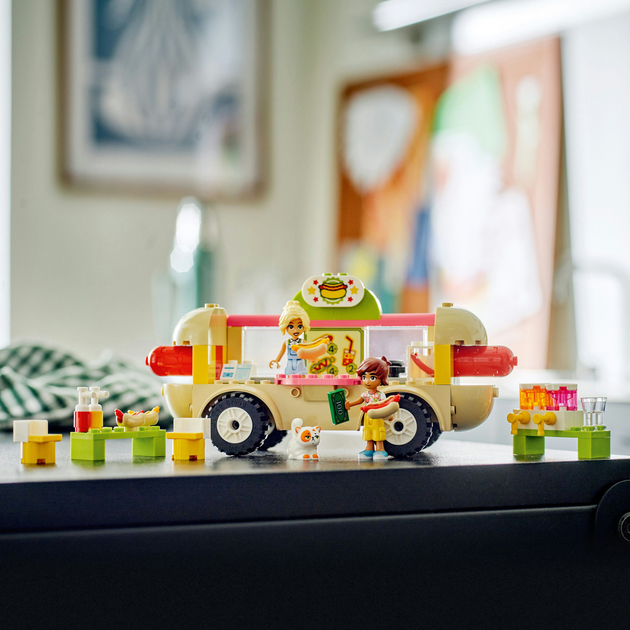 Zestaw klocków LEGO Friends Food truck z hot dogami 100 elementów (42633) - obraz 7