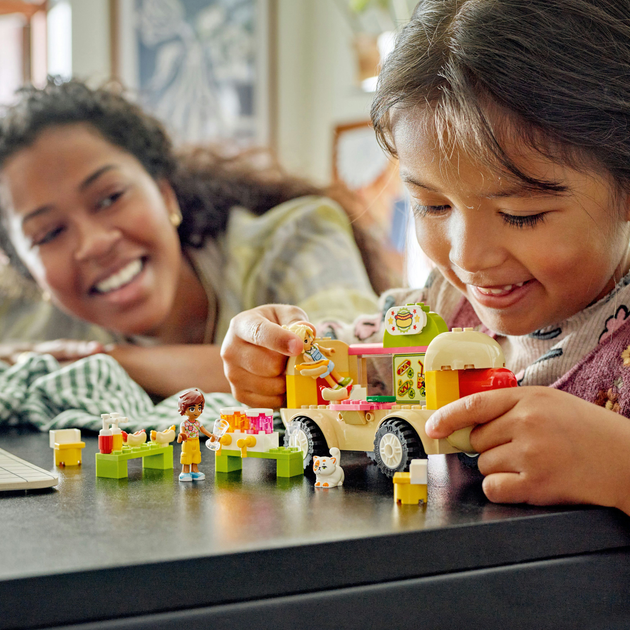 Zestaw klocków LEGO Friends Food truck z hot dogami 100 elementów (42633) - obraz 8