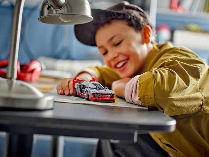 Конструктор LEGO Speed Champions Гоночний автомобіль Audi S1 e-tron quattro 274 деталі (76921) - зображення 6