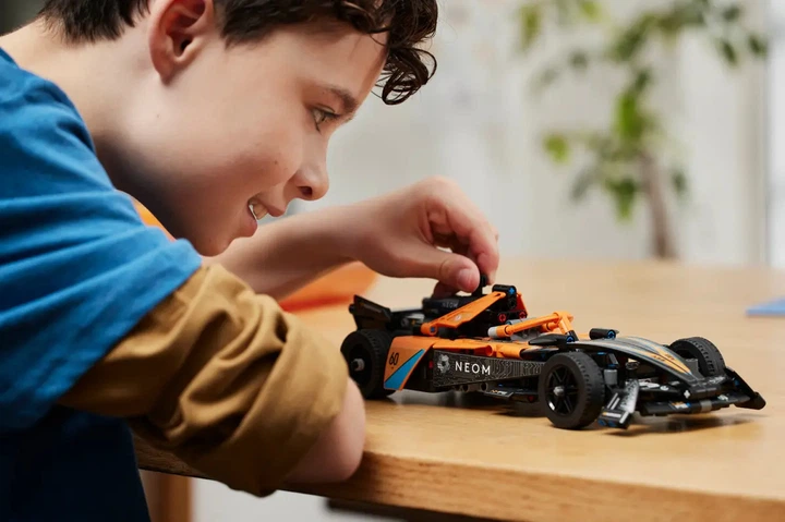 Конструктор LEGO Technic Гоночный автомобиль NEOM McLaren Formula