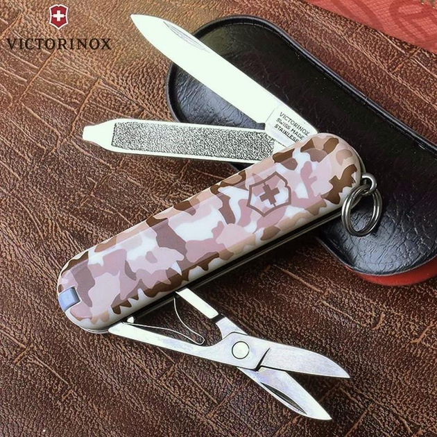 Швейцарський мультиінструмент Victorinox Classic SD 58 мм Камуфляж 0.6223.941 - зображення 1