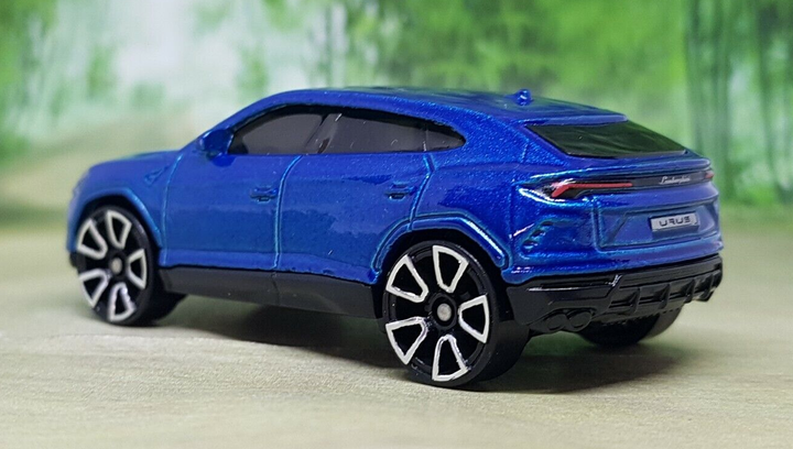 Машинка Базова Hot Wheels '17 Lamborghini Urus Factory Fresh 1:64 GRY29 Metallic Blue - Фото 4 Машинка Базова Hot Wheels '17 Lamborghini Urus Factory Fresh 1:64 GRY29 Metallic Blue - зображення 4