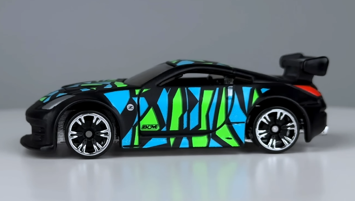 Тематична Машинка Hot Wheels Nissan 350Z Neon Speeders 1:64 HLH72