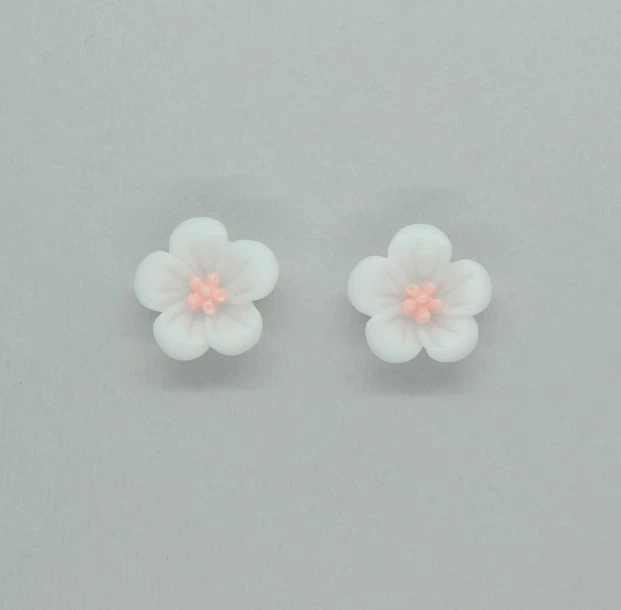 Серьги детские клипсы для ушей без пробивания уха Liresmina Jewelry "Цветочное Великолепие" белые - Фото 2 Серьги детские клипсы для ушей без пробивания уха Liresmina Jewelry "Цветочное Великолепие" белые - изображение 2