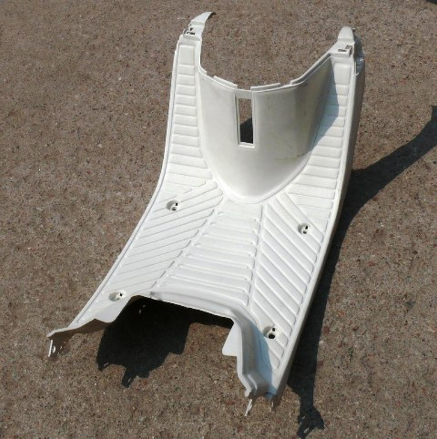 Ａ Пластик Yamaha JOG 27V нижний (пол) (белый) (Утенок) VDK (N