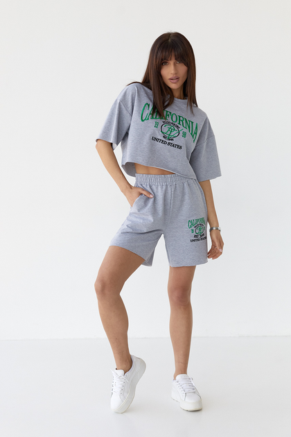 Костюм с шортами и футболкой украшен вышивкой California Lurex серый L ...