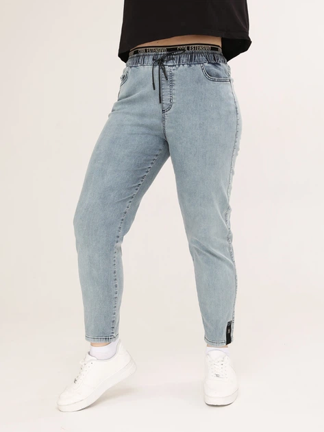 Порно жігіт көлікте пискадан сипалады