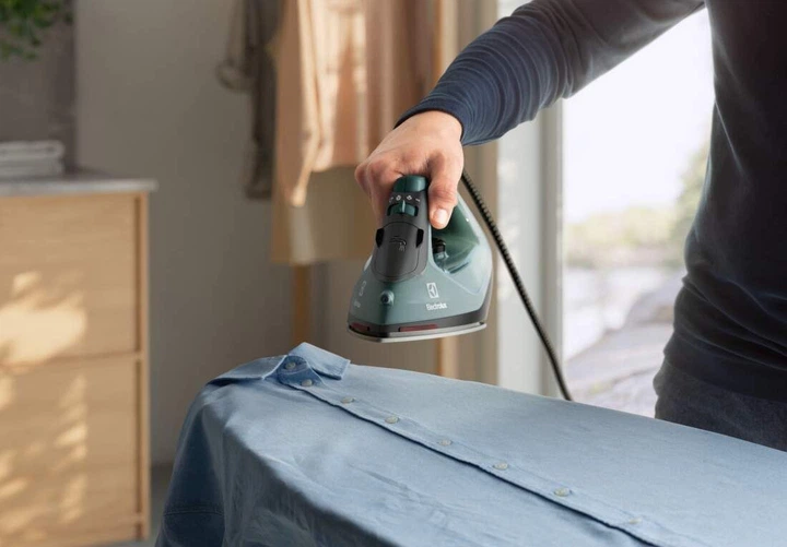 Праска Electrolux, 2400Вт, 250мл, паровий удар 110гр, керам. підошва, зелено-черний - изображение 6