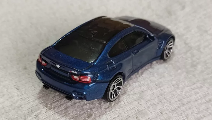 Машинка Базовая Hot Wheels BMW M4 Factory Fresh 1:64 DTX57 Dark