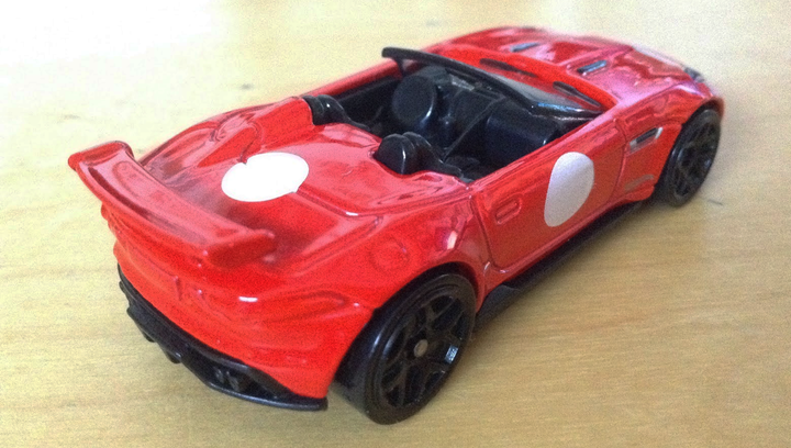 Машинка Базовая Hot Wheels '15 Jaguar F-Type Project 7 Showroom 1