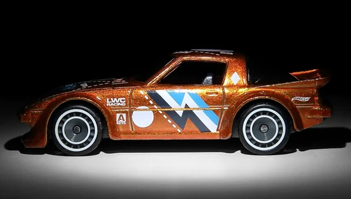 Машинка Базовая Hot Wheels Mazda RX-7 Super Treasure Hunt STH