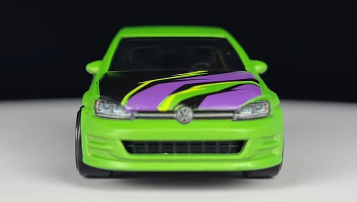 Тематична Машинка Hot Wheels Volkswagen Golf Mk7 Neon Speeders 1