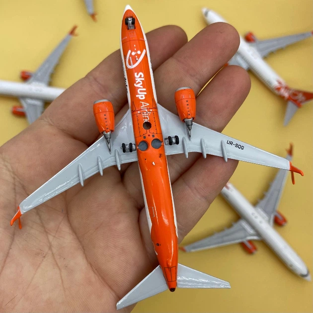 Модель літака SkyUP Boeing 737-800 1:400 JC Wings – іграшки з