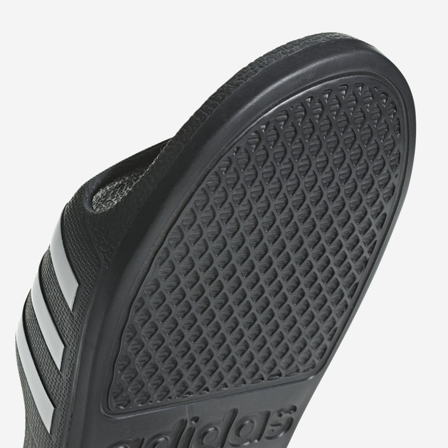 Klapki chłopięce basenowe adidas Adilette Aqua K F35556 30 Czarne (4060509826019) - obraz 9