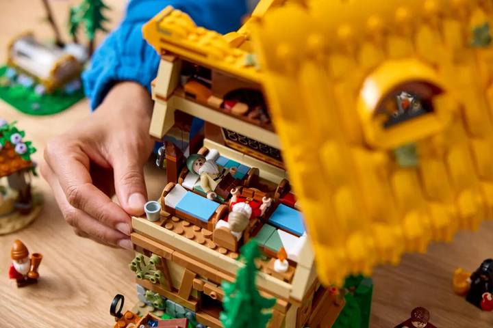 Zestaw klocków LEGO Disney Chatka Królewny Śnieżki i siedmiu krasnoludków 2228 elementów (43242) - obraz 12