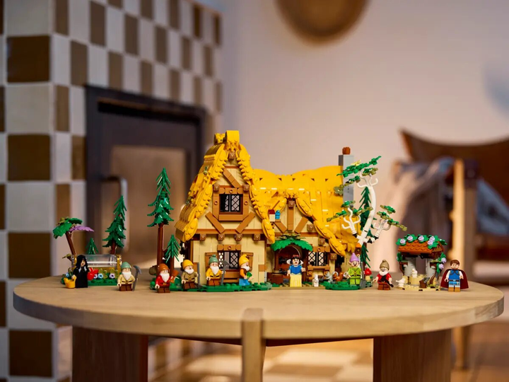 Zestaw klocków LEGO Disney Chatka Królewny Śnieżki i siedmiu krasnoludków 2228 elementów (43242) - obraz 14