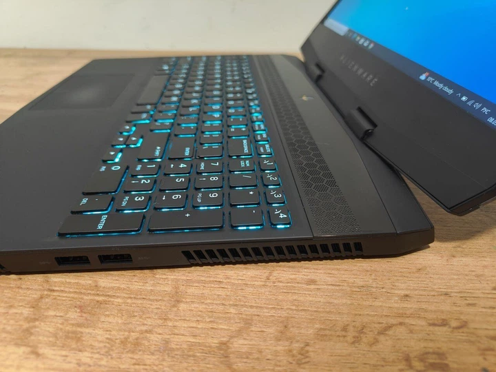 Ігровий ноутбук Б-клас Dell Alienware M15 / 15.6" (3840x2160) IPS / Intel Core i9-8950HK (6 (12) ядер по 2.9 - 4.8 GHz) / 32 GB DDR4 / 512 GB SSD + 1000 GB SSD / nVidia GeForce RTX 2080, 8 GB GDDR6, 256-bit / WebCam / Windows 10 Pro б/в - зображення 9