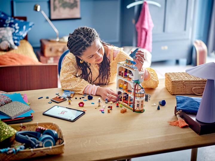 Конструктор LEGO Friends Гостьовий будинок в замку 1311 елемент (42638) - зображення 4