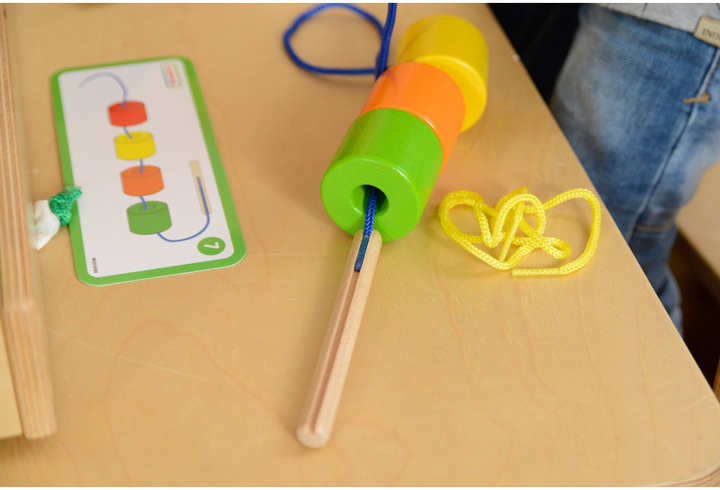 Zestaw sznurowadeł Masterkidz Montessori duży drewniany (6955920003980) - obraz 4