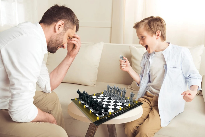 Szachy elektroniczne Lexibook Harry Potter Electronic Chess Game z efektami świetlnymi (3380743096001) - obraz 6