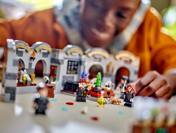 Zestaw klocków LEGO Harry Potter Zamek Hogwart: Zajęcia z eliksirów 397 elementów (76431) - obraz 8