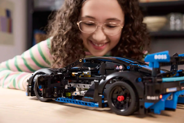 Конструктор LEGO Technic Гоночний автомобіль Porsche GT4 e-Performance 834 деталі (42176) - зображення 7