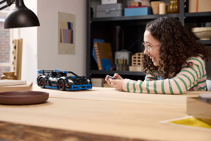 Конструктор LEGO Technic Гоночний автомобіль Porsche GT4 e-Performance 834 деталі (42176) - зображення 8