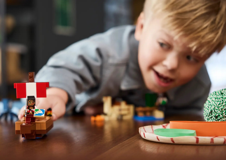 Конструктор LEGO Minecraft Подорож на піратському кораблі 166 деталей (21259) - зображення 8
