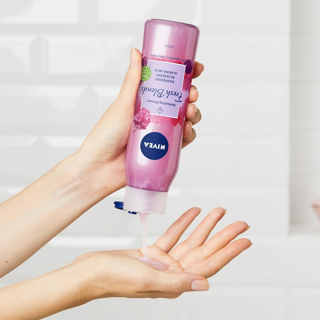 Zestaw Nivea You Got This Antyperspirant w kulce 50 ml + Żel pod prysznic 300 ml + Pomadka do ust 4.8 g + Pianka do twarzy 150 ml + Kosmetyczka (9005800363554) - obraz 10