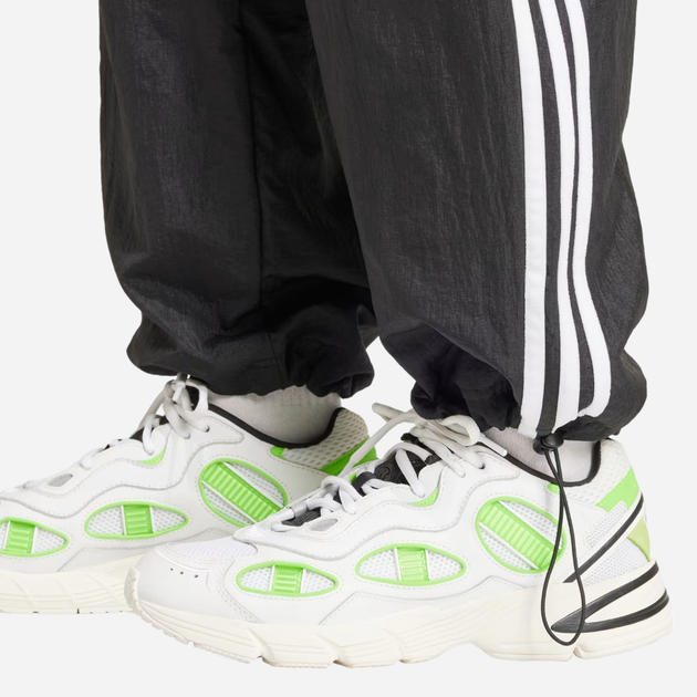 Spodnie sportowe damskie luźne adidas Originals Woven IT9817 M Czarne (4066759657878) - obraz 4