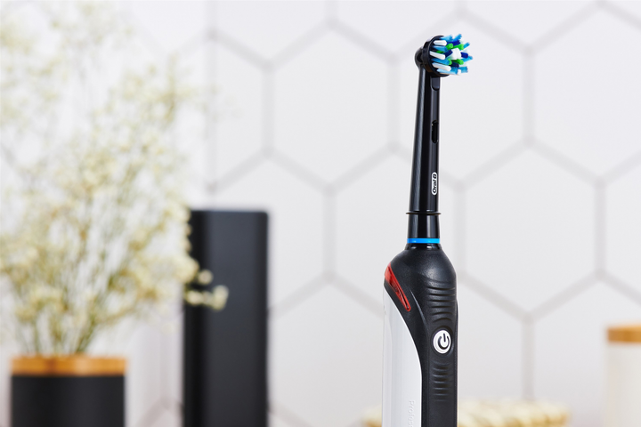 Електрична зубна щітка Oral-B Pro 1 Cross Action 750 Black (4210201203988) - зображення 5