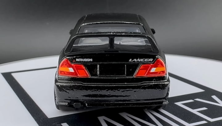 Тематична Машинка Matchbox Mitsubishi 1996 Mitsubishi Lancer Evolution IV Moving Parts 1:64 FWD28/HVM98 Black - зображення 7