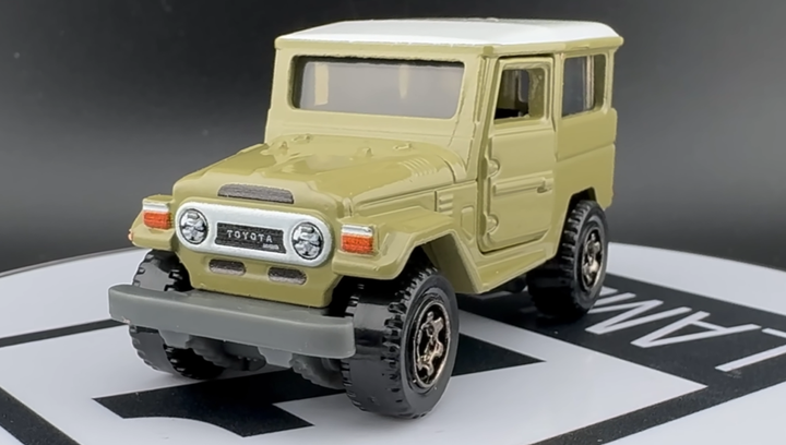 Тематична Машинка Matchbox Toyota Land Cruiser FJ40 Moving Parts 1:64 FWD28/HVN18 Tan - зображення 3