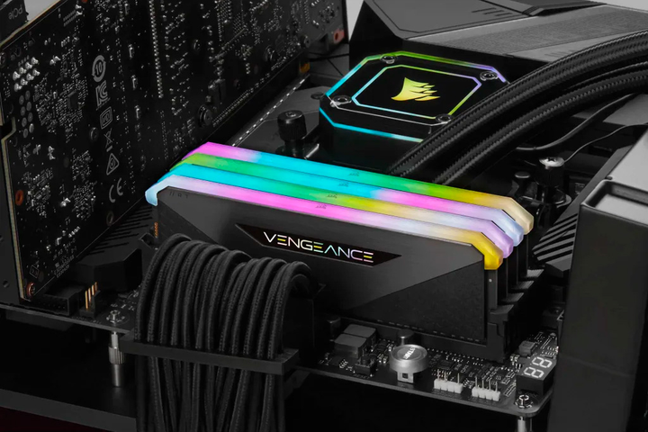 Оперативна пам'ять Corsair DDR4-4000 16384MB PC4-32000 (Kit of 2 x 8192) Vengeance RGB RT Black (CMN16GX4M2Z4000C18) - зображення 4