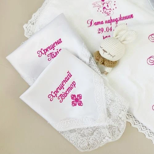 Хрестильний набір для дівчинки Family Tradition бавовна з вишивкою мереживом білий Василинка - Фото 6 Хрестильний набір для дівчинки Family Tradition бавовна з вишивкою мереживом білий Василинка - зображення 6