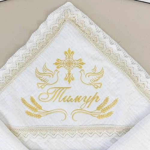 Крыжма из муслина для мальчика Family Tradition с подкладкой и вышивкой 100х100 см белая Добрая судьба - изображение 3