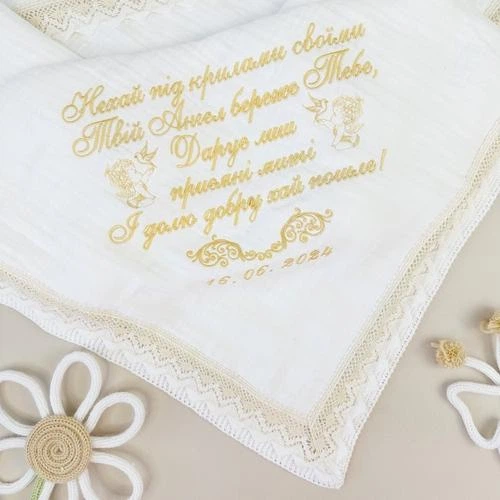 Крыжма из муслина для мальчика Family Tradition с подкладкой и вышивкой 100х100 см белая Добрая судьба - изображение 4